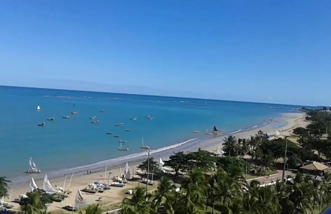 NA BEIRA MAR DE PAJUCARA- EDIF NEO- APARTAMENTO QUARTO E SALA -TEM VARANDA- VISTA LATERAL DO MAR- RUA JULIO PLECH FILHO 60 ESQUINA COM AVENIDA DOUTOR ANTONIO GOUVEIA - CONSUMO ELETRICO É PAGO No CKECK-OUT 1KWH É 1,35 REIAS - TEM TELA DE PROTEÇÃO-1