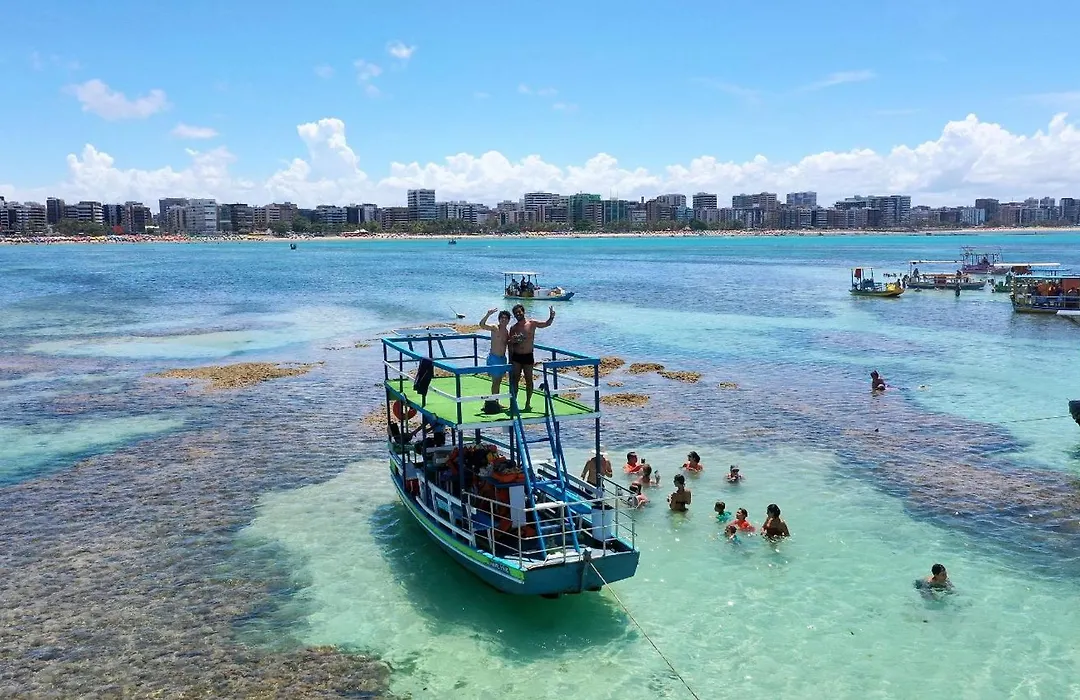 Quarto e sala com 2 Banheiros 250mt da Praia, Próximo aos principais cartões postais de Maceió-1